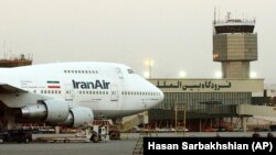 نمایی از یک هواپیمای بوئینگ ۷۴۷ «ایران ایر» در فرودگاه مهرآباد تهران