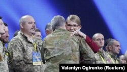 Колишні військові вітаються з Юлею Тимошенко
