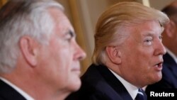 از راست ترامپ و تیلرسون