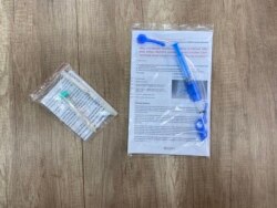 Зліва – тестовий набір, який нині використовується для забору аналізів. Праворуч – домашній тестувальний набір, що його пропонує Мірослав Свобода