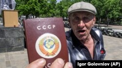 Чоловік у Луганську показує обкладинку паспорта з символікою СРСР, архівне фото