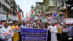 مسلمانان بمبئی هند پس از نماز جمعه در جریان تظاهراتی در اعتراض به کشتار گردشگران به‌دست شبه‌نظامیان در نزدیکی پهلگام در بخش تحت کنترل هند در کشمیر. جمعه ۵ اردیبهشت 