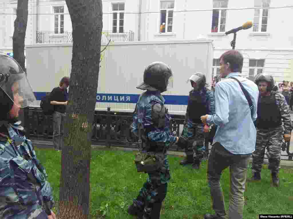 Полиция журналистлар эшчәнлегенә комачаулый