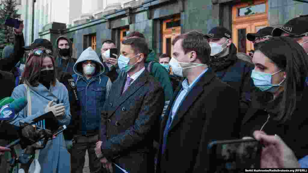 До учасників протесту, по закінченню акції, вийшли речниця президента України Юлія Мендель, прокурор у справі Андрій Сенюк, і заступник генпрокурора Олексій&nbsp;Симоненко, який наразі відповідальний за справу Катерини Гандзюк. Між ними і учасниками акції сталася словесна перепалка. (Зліва направо: адвокатка потерпілих Євгенія&nbsp;Закревська, заступник генпрокурора Олексій&nbsp;Симоненко, прокурор у справі Андрій Сенюк, речниця президента України Юлія Мендель)