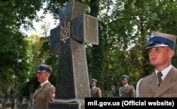 Почесна польська варта в День польського війська біля пам'ятника воїнам УНР у Варшаві, 15 серпня 2017 року