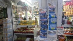 Almatynyň bazarlarynyň birinde satuwda goýlan un. 7-nji noýabr, 2019.