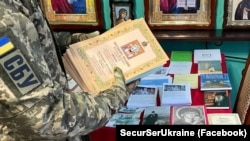 Ці російські книжки знайшли працівники СБУ при обшуку в стуктурі УПЦ (МП) восени 2022 року