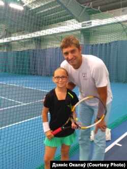 Магілёўскія тэнісісты, якія засталіся бяз трэнэра, гулялі на турніры Максіма Мірнага