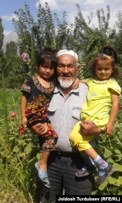 Хамит Боронов неберелери менен.