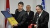 Zoran Milanović sa poklonom Vrhbosanske nadbiskupije. Uz Milanovića na fotografiji vrhbosanski nadbiskup Vinko Puljić i predsjedavajući Vijeća ministara BiH Vjekoslav Bevanda
