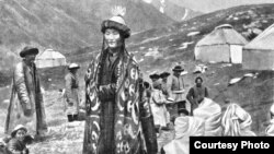 Чүйдөгү адеми кийинген бийкеч. Автору италиялык  Жүл Брошерел. Булагы: "Бекзаада Сципион Боргезенин Касиеттүү тоолордогу саякаты, 1907-жыл” деген китеп. 1900. (фото/ретушь).