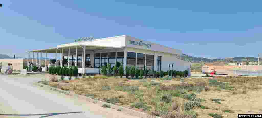 Кафе, як гриби, розростаються на території фестивалю