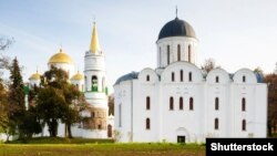 Ліворуч: Спасо-Преображенський (Спаський) собор у Чернігові – одна із найстаріших збережених монументальних кам'яних будов України-Русі, початок будівництва – до 1036 року. Праворуч: Собор Бориса й Гліба – пам'ятка архітектури початку XII століття