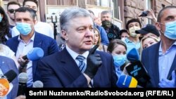 Былы прэзыдэнт Украіны Пятро Парашэнка адказвае на пытаньні журналістаў, 10 чэрвеня 2020 году