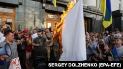 Під час акції біля Адміністрації президента України проти, зокрема, «капітуляції» у нинішній війні. Був спалений білий «прапор капітуляції». Київ, 10 червня 2019 року