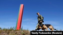 Беларускі памежнік з сабакам ахоўвае мяжу зь Літвой