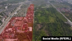 Ататүрк сейил багынын 20 гектардан ашык жери кызыл менен белгиленген. Мында жер там, көп кабаттуу үйлөр курулуп, мыйзамсыз экени айтылган.