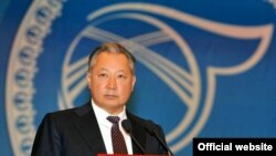 Кузатувчилар қурултойдаги тортишувлар айнан президент Бакиев квотаси билан келган делегатлар томонидан бошлангани кутилмаган ҳол бўлганини айтмоқдалар. 