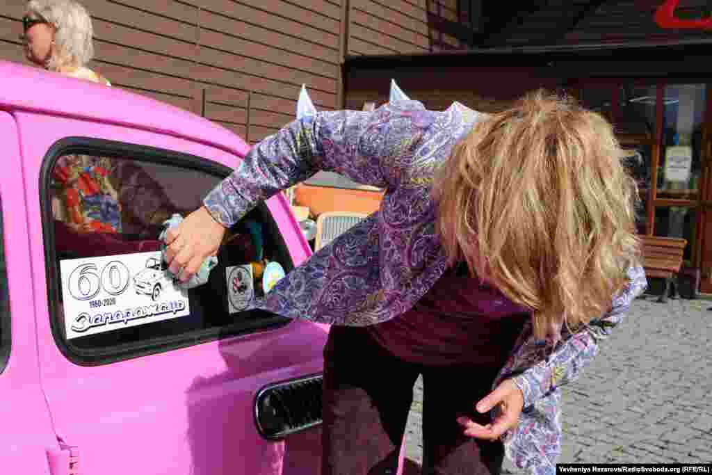 Перші &laquo;запорожці&raquo; були схожі на італійські &laquo;Фіат 400&raquo; і виробляв їх колишній завод сільгосптехніки &laquo;Комунар&raquo;, який спеціально переобладнали для запуску цих авто