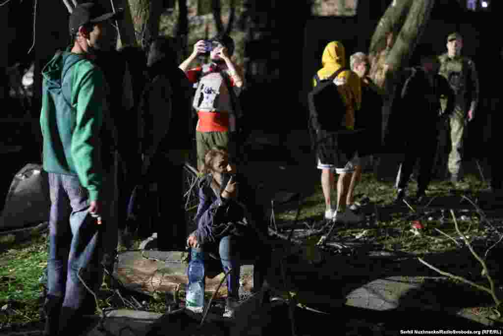 Люди чекають на завершення рятувальної операції