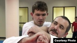 Слепой спортсмен Олег Мазяркин (слева) во время тренировки. 