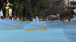 Qırımtatarlar Kiyev merkezinde dünyada eñ büyük milliy bayraqnen yürüş keçirdi (video)