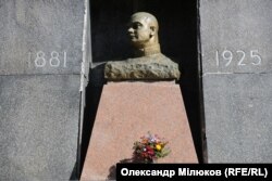 Пам’ятник Котовському поруч із залізничним вокзалом