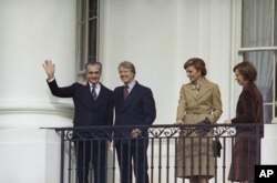 شاه و شهبانو فرح در کنار کارتر و همسرش در زمان دیدار از واشینگتن در ۱۹۷۷