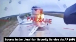 На видео, снятом украинским беспилотником, атакующим авиабазу «Белая» в Сибири, виден горящий российский военный самолет