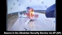 Скріншот із відео ударів СБУ по літаках стратегічної авіації Росії на аеродромі «Белая» в Іркутській області Росії, що межує з Монголією. 1 червня 2025 року