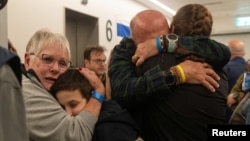 Իսրայել - Իսրայելցիները ողջագուրվում են գերությունից վերադարձած հարազատների հետ, Պետահ Տիկվա, 26-ը նոյեմբերի, 2023թ.