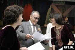 Rahym Esenow Azatlyk radiosynyň žurnalistleri bilen. Iýun, 2006.