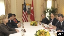 هیلاری کلینتون(چپ) وزیر امور خارجه آمریکا در حال گفت و گو با احمد داود اوغلو، همتای ترکیه ای خود