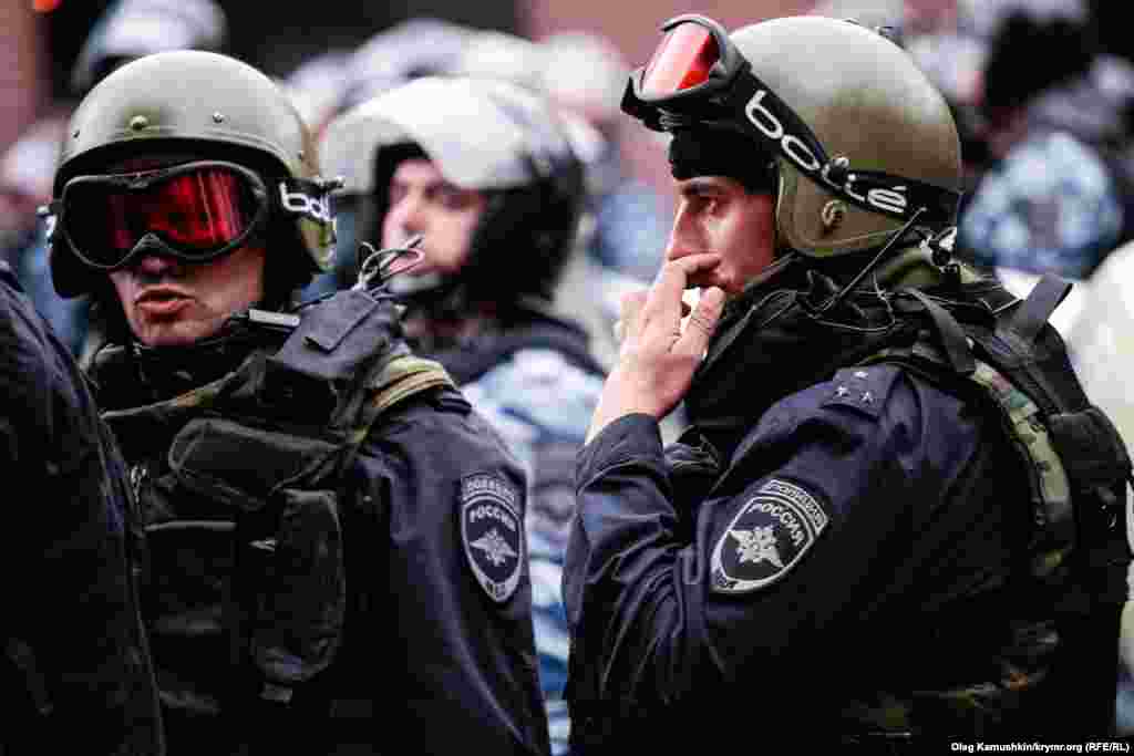 Акмәчет урамында ОМОН көчләре