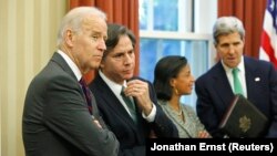 جو بایدن و آنتونی بلینکن (و دورتر سوزان رایس و جان کری) در زمان گفت‌وگوی مطبوعاتی باراک اوباما و نور المالکی، نخست‌وزیر وقت عراق، در نوامبر ۲۰۱۳