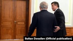 Президент Казахстана Нурсултан Назарбаев (слева) с президентом Кыргызстана Сооронбаем Жээнбековым на их предыдущей встрече. Минск, 30 ноября 2017 года.