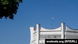 Бел-чырвона-белы сьцяг над будынкам абласнога драмтэатру ў Горадні 15 жніўня