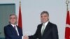 Президент Турции Абдулла Гюль приветствует президента Армении Сержа Саргсяна в Бурсе, Турция, 14 октября, 2009 г.