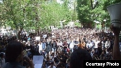 منابع دانشجویی شمار معترضین در تجمع روز دوشنبه را نزدیک به دو هزار نفر اعلام کرده اند.