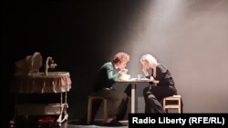 Сцена из спектакля "Viva, Вита!". Сутенерша Зоя и ее сын Федя ужинают