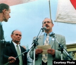 Чарнобыльскі шлях. Менск. 26 красавіка 2000. Выступае Генадзь Грушавы, побач Іван Нікітчанка. З мікрафонам Уладзімір Кармілкін. Усім — сьветлая памяць!