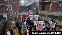 Вечерта в неделя даровете се носят в къщата на момичето.