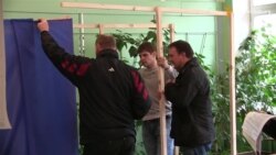 Голосування у розпалі, а кабінки лише ставлять. Суми, 25 жовтня 2015 року