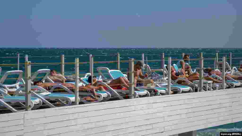 Raatlanıcılar çağala qıçıruvları ve&nbsp;çatlaq dalğalarınıñ şuvuldısını diñlep, küneşlene