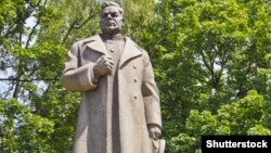 Генерал Николай Ватутиннинг Киевдаги монументи.