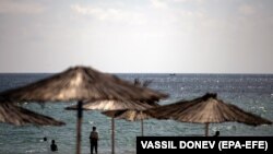 Люди на пляжі біля міста Шабла, Болгарія, 3 липня 2020 року