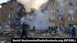 28-август куни Киевда Россиянинг йирик ракета ҳужумига учраган турар жой биносида ўт ўчирувчилар ва қутқарувчилар иш олиб боришди.