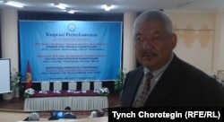 Cfzcfnxs Азимбек Бекназаров, 1916-жылкы кайгылуу окуяны (Үркүндү) иликтөө боюнча көз карандысыз саясий-коомдук комиссиянын төрагасы. Бишкектеги “Достук” конок үйүнүн жыйын залында. 2015.11.11