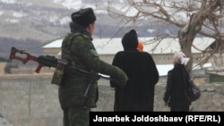 Кыргыз-тажик чек арасындагы айылдын тургундары. Архив сүрөт.