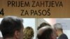 Ljudi čekaju u redu kako bi aplicirali za novi biometrijski pasoš uz koji će im od 15. prosinca biti omogućeno putovanje bez viza po zemljama šengenske zone